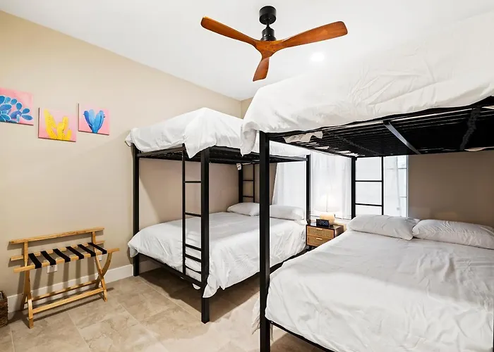 Holiday home King Bed - High End -westgate Villa. Avondale
