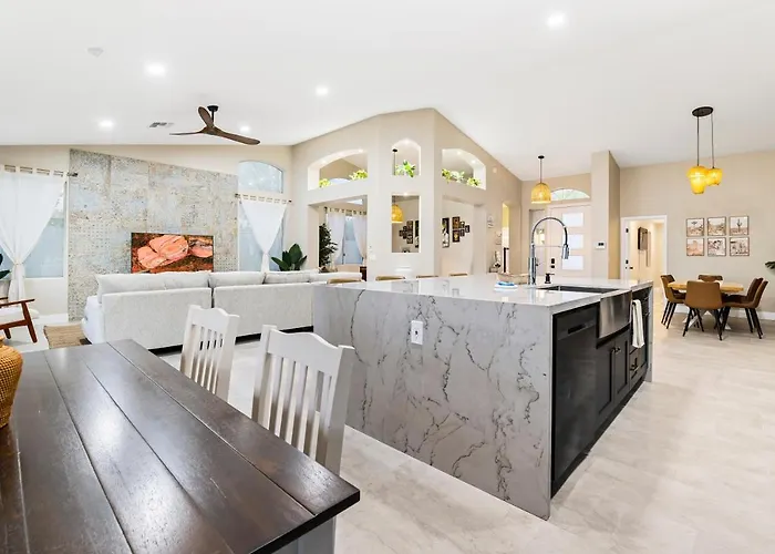 King Bed - High End -westgate Villa. * Avondale