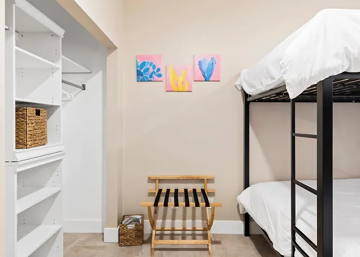 King Bed - High End -westgate Villa. * Avondale